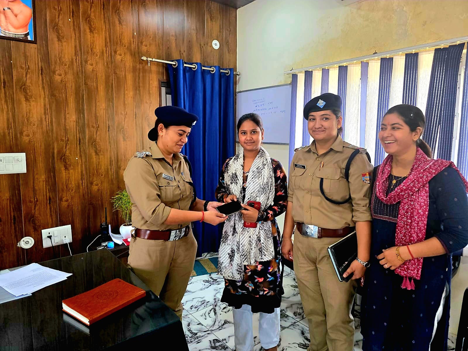 खुशी : ऑपरेशन रिकवरी के तहत 70 खोए हुए मोबाइल बरामद, पीड़ितों के चेहरों पर लौटी मुस्कान, (हरिद्वार)-दीपक मौर्य-