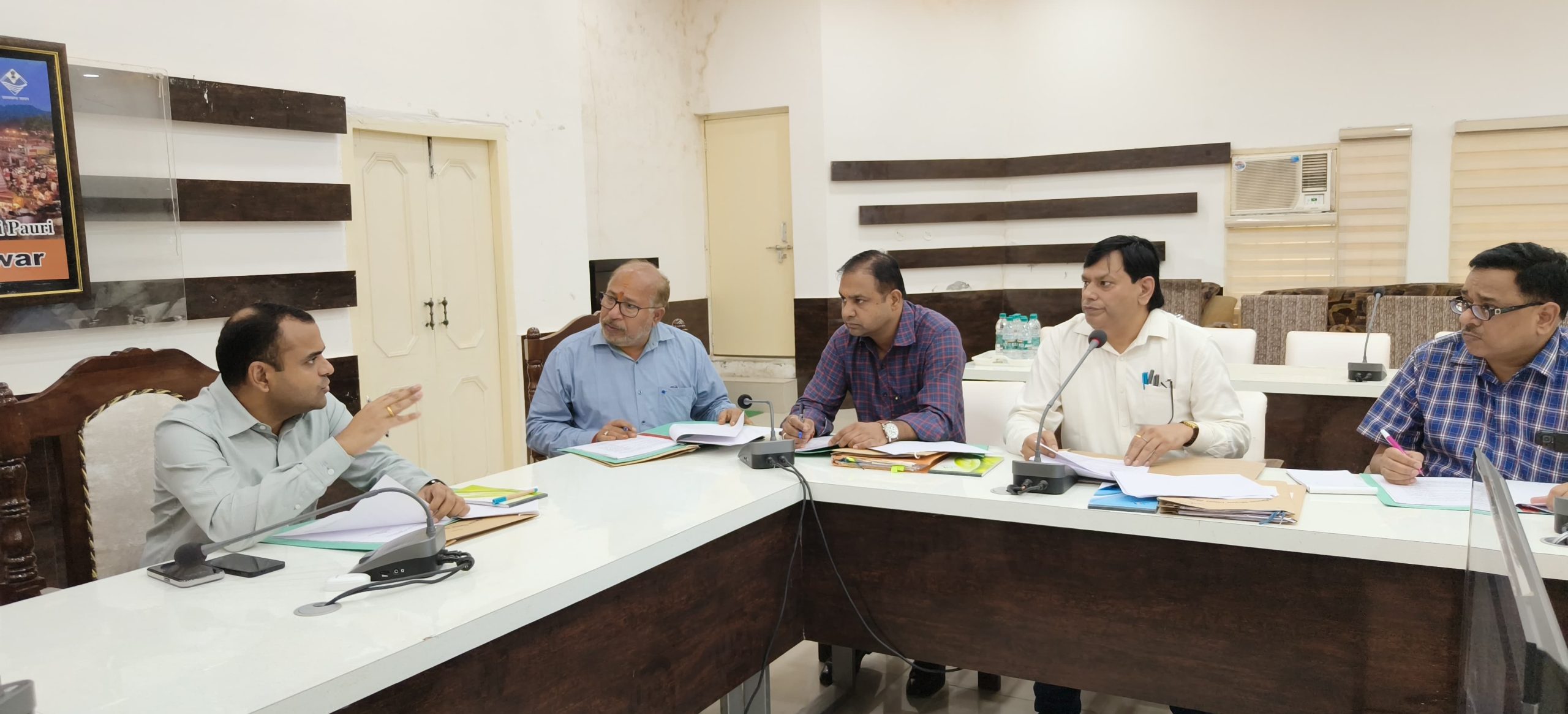 चिकित्सालयों में मरीजों और उनके तीमारदारों के लिए पर्याप्त बैठने की व्यवस्था सुनिश्चित की जाए, डीएम (हरिद्वार)-दीपक मौर्य-