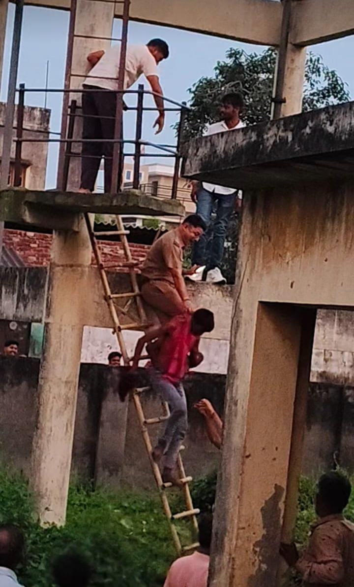 लक्सर में पानी की टंकी पर युवक का हाई वोल्टेज ड्रामा, पुलिस की सूझबूझ से बची जान, (हरिद्वार)-दीपक मौर्य-